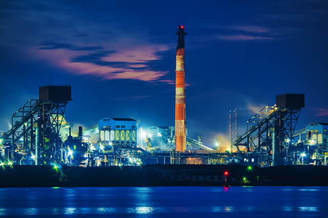 「日本12大工場夜景」に選ばれた京葉臨海コンビナートの琥珀色の夜景