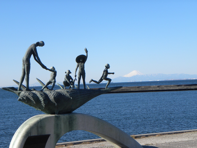 検見川浜のモニュメントの先に見える富士山